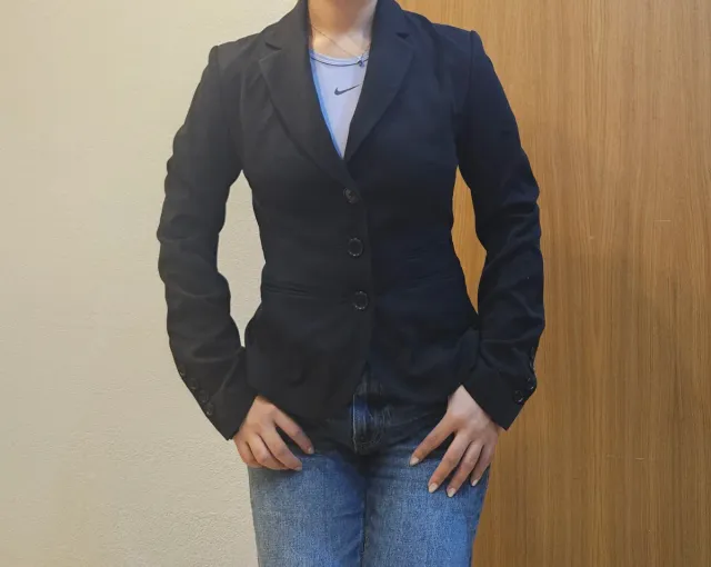 Blazer negro entallado Da forma en la cintura