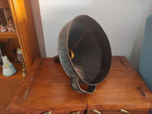 Embudo antiguo de metal