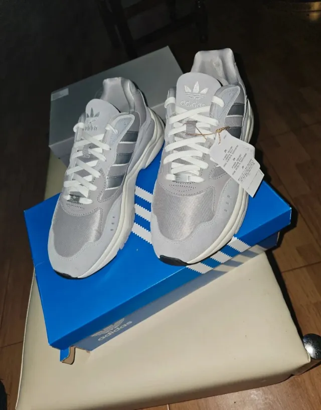 Zapatillas Adidas Grises y Plateadas