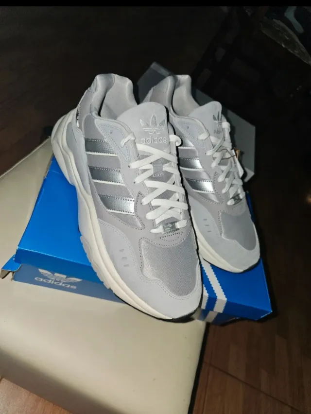 Zapatillas Adidas Grises y Plateadas