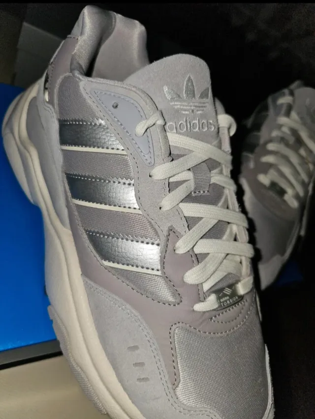 Zapatillas Adidas Grises y Plateadas