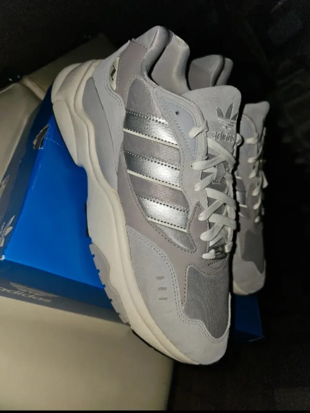 Zapatillas Adidas Grises y Plateadas