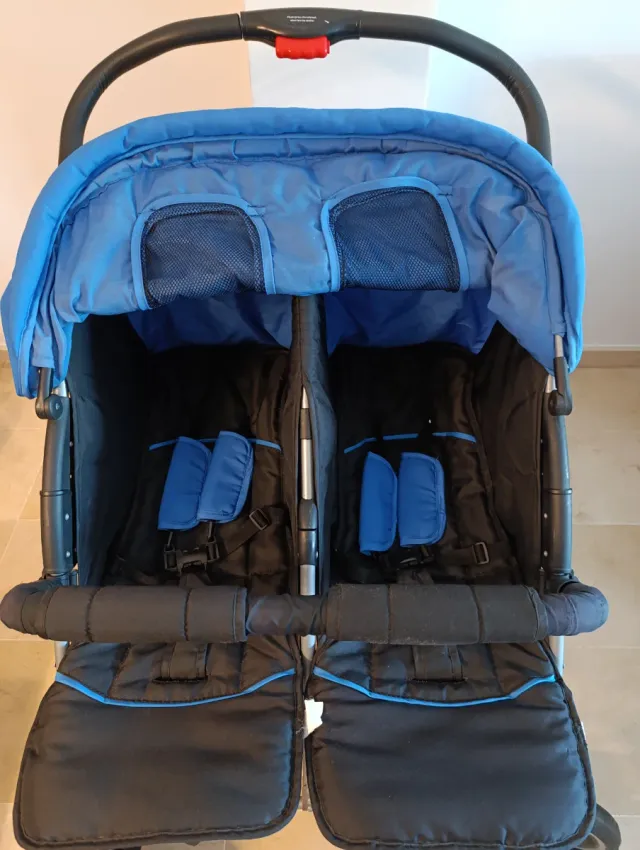 Silla de paseo gemelar azul y negra muy cómoda