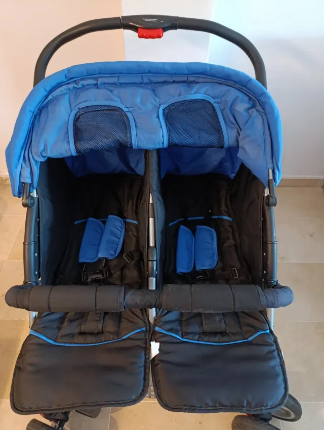 Silla de paseo gemelar azul y negra muy cómoda