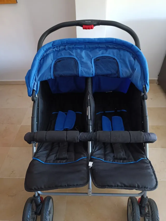Silla de paseo gemelar azul y negra muy cómoda