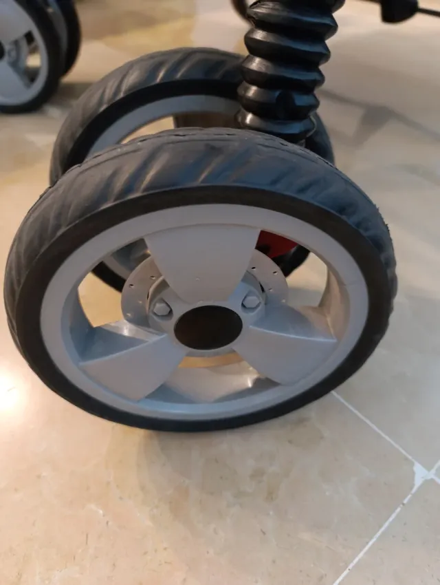 Silla de paseo gemelar azul y negra muy cómoda