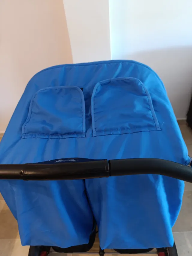 Silla de paseo gemelar azul y negra muy cómoda