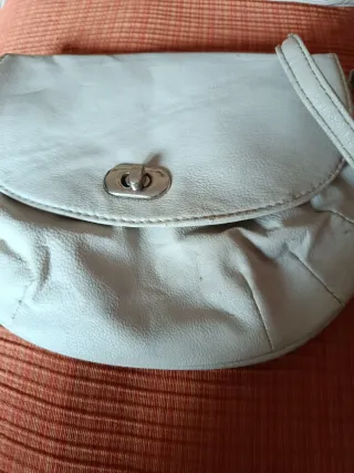 Bolso de mano plateado y blanco