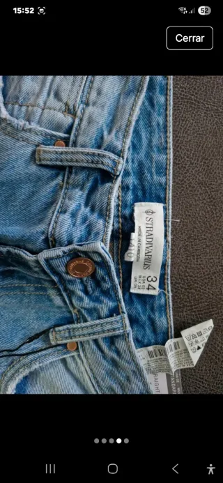 Pantalón vaquero con etiquetas