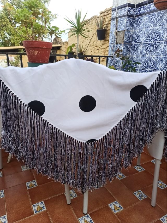 Mantón Flamenca Blanco con Lunares Morados