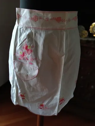 Grembiule vintage ricamato a mano