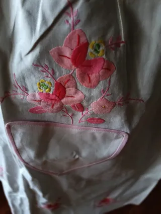 Grembiule vintage ricamato a mano