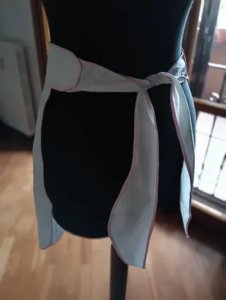 Grembiule vintage ricamato a mano