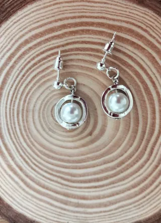 Pendientes plateados con perla.