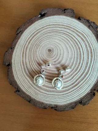 Pendientes plateados con perla.