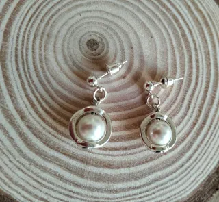 Pendientes plateados con perla.