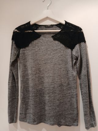 Top Zara gris con encaje negro
