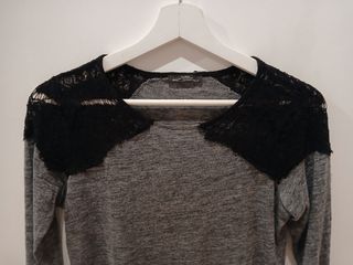 Top Zara gris con encaje negro
