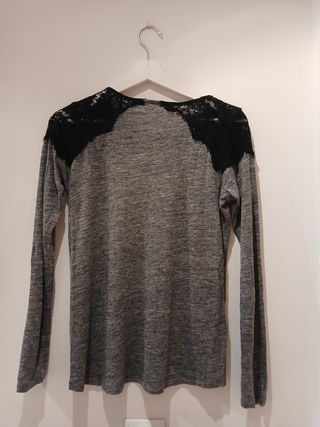 Top Zara gris con encaje negro