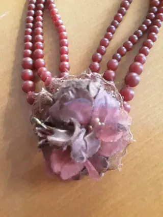 Collana perline bordeaux con fiore