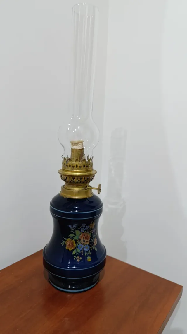 Antigua lámpara de queroseno azul floral