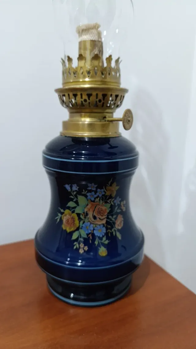 Antigua lámpara de queroseno azul floral
