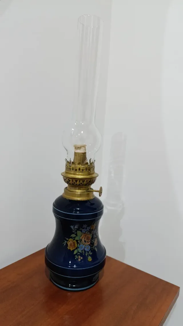 Antigua lámpara de queroseno azul floral