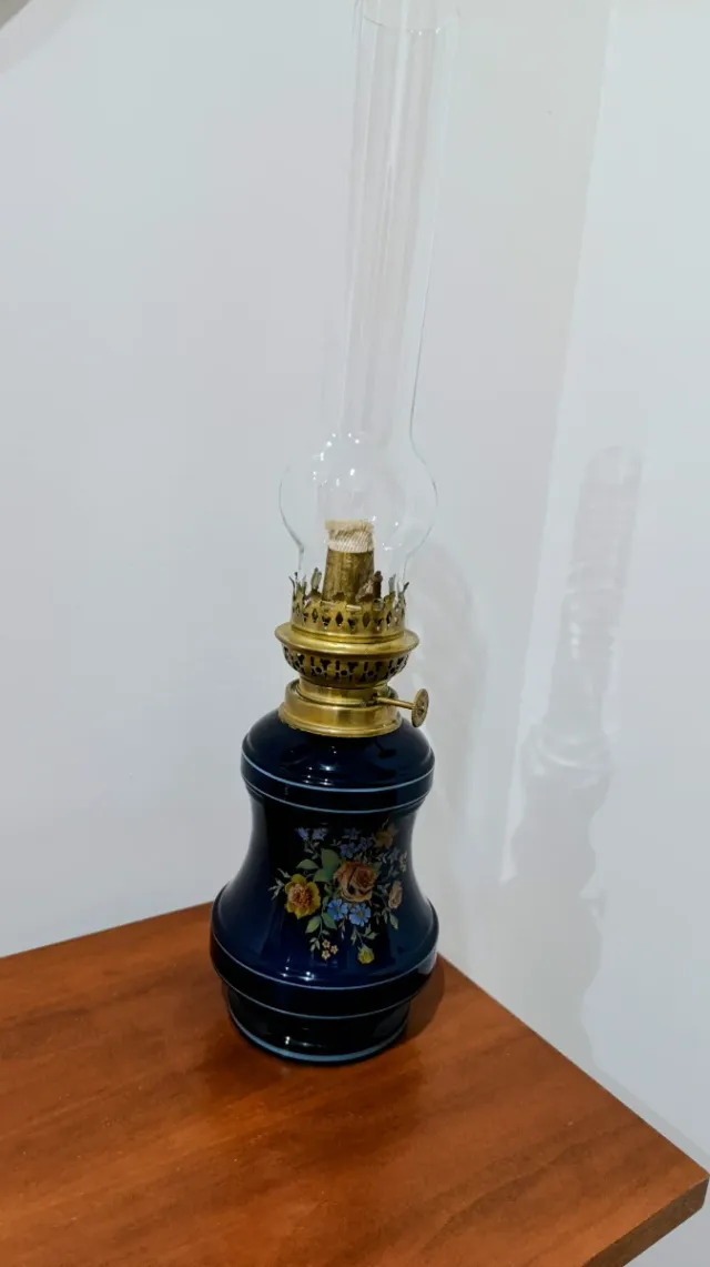 Antigua lámpara de queroseno azul floral