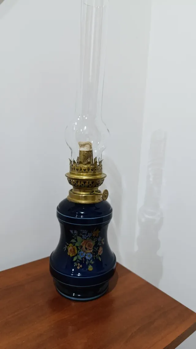 Antigua lámpara de queroseno azul floral