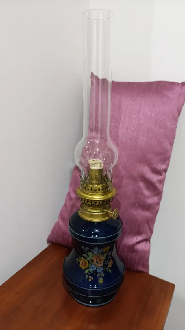 Antigua lámpara de queroseno azul floral