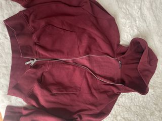 Sudadera con capucha burdeos abierta