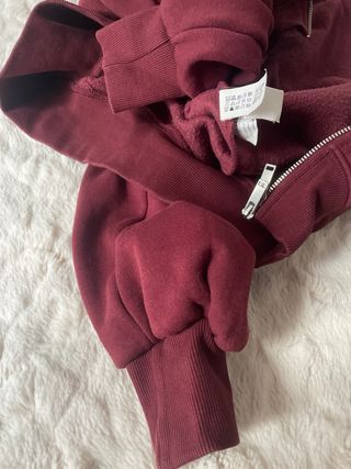 Sudadera con capucha burdeos abierta