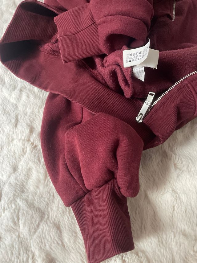 Sudadera con capucha burdeos abierta