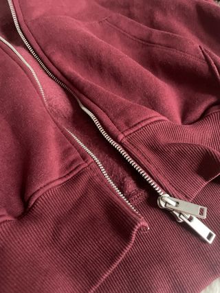 Sudadera con capucha burdeos abierta