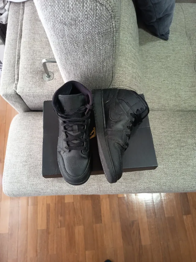 Jordan 1 mid Hombre talla 40