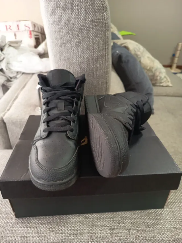 Jordan 1 mid Hombre talla 40