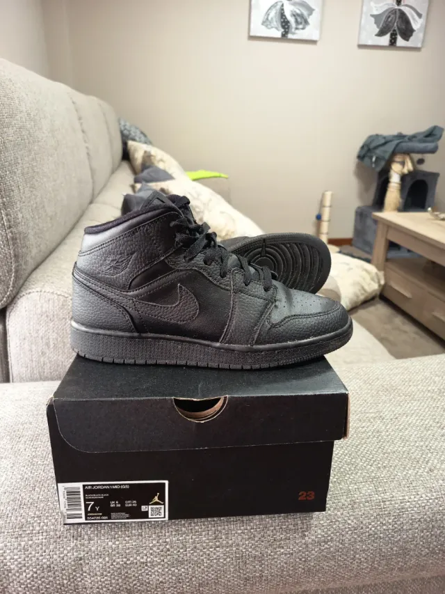 Jordan 1 mid Hombre talla 40