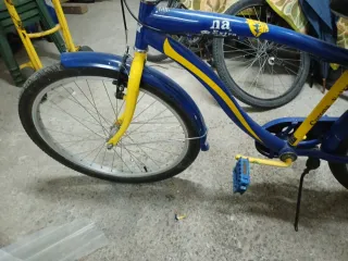 Bicicleta de paseo azul y amarilla