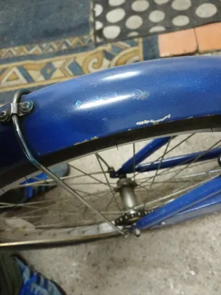 Bicicleta de paseo azul y amarilla