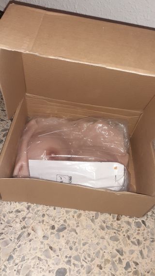 Botas de tacón altas negras y pechos silicona.