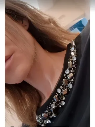 Abito nero con scollo strass