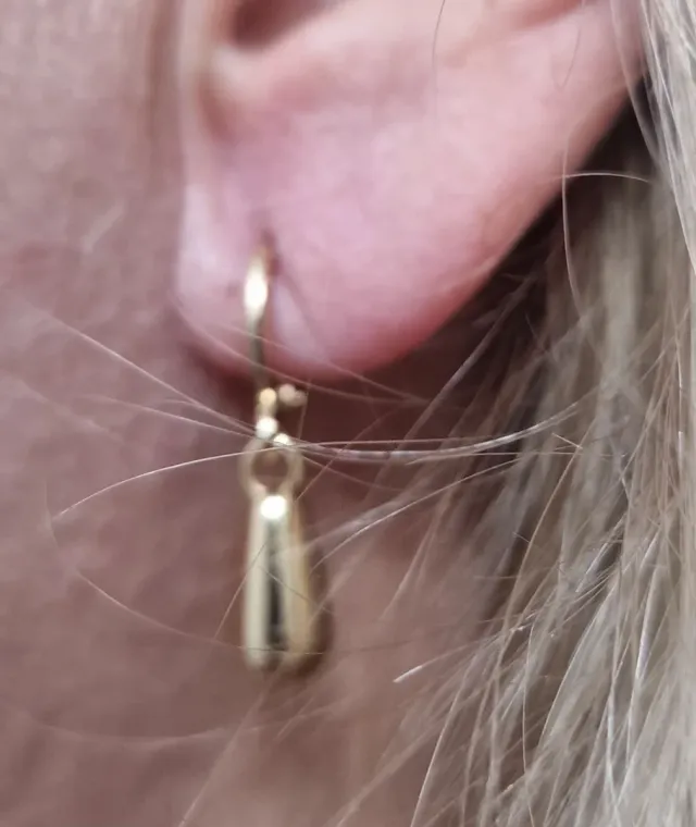 Pendientes de resina en forma de lágrima dorados