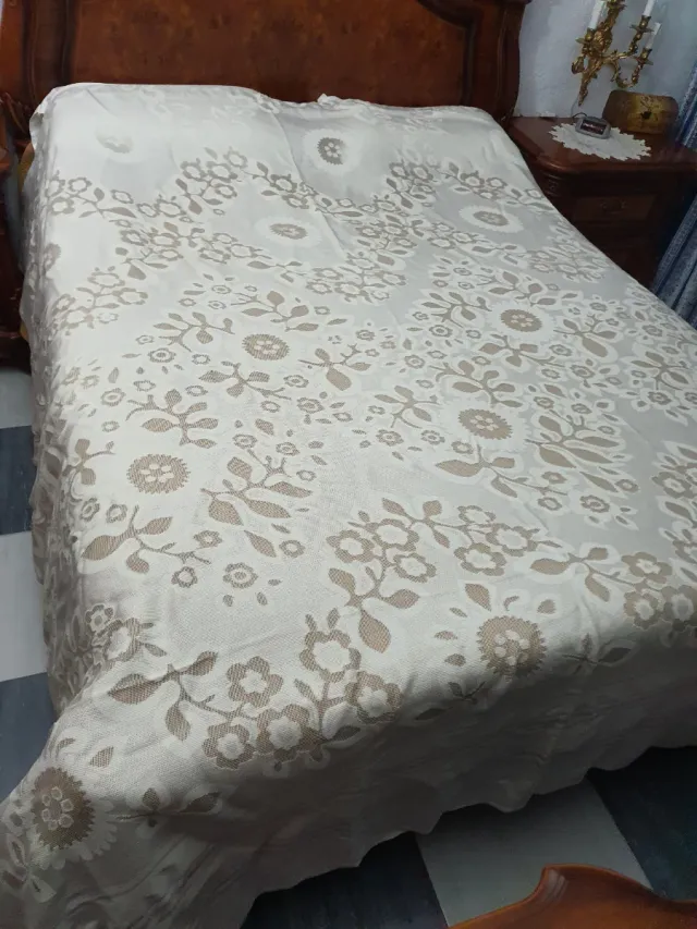 Cortina de dormitorio beige y blanca.