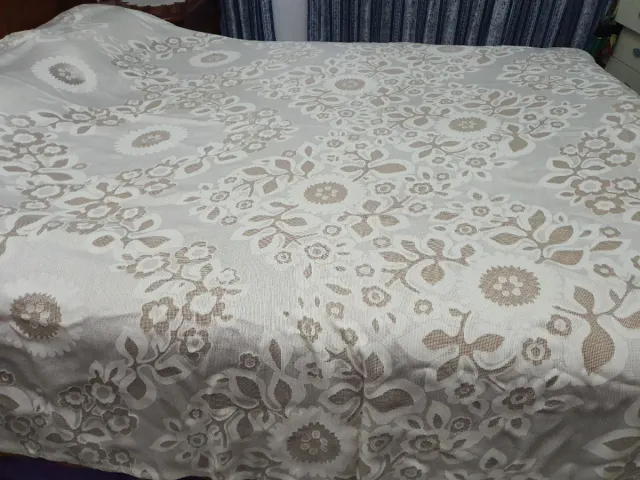 Cortina de dormitorio beige y blanca.