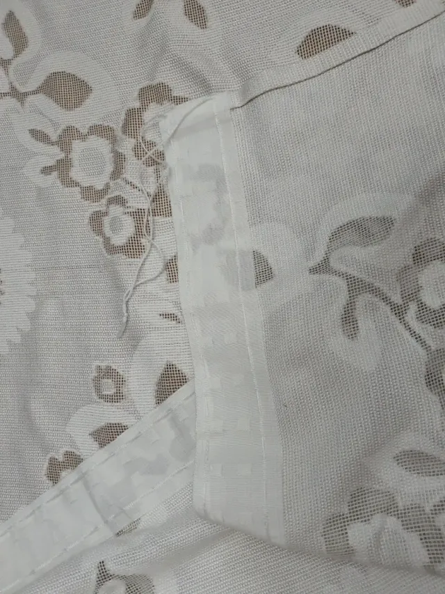 Cortina de dormitorio beige y blanca.