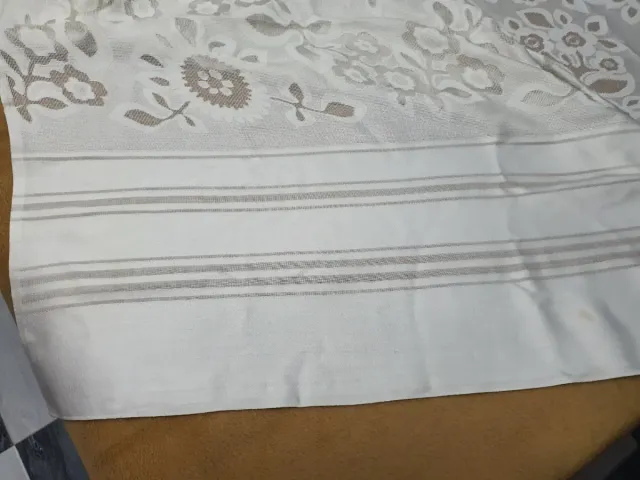 Cortina de dormitorio beige y blanca.