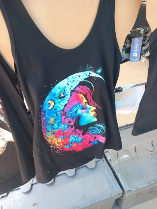 Camiseta negra con estampado multicolor