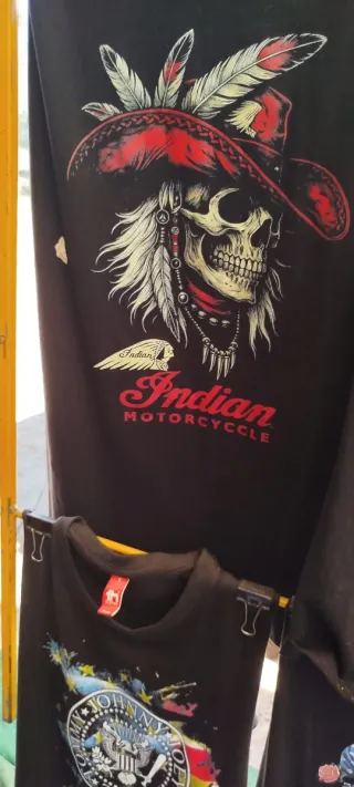 Camiseta negra con estampado multicolor