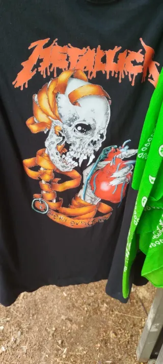 Camiseta negra con estampado multicolor