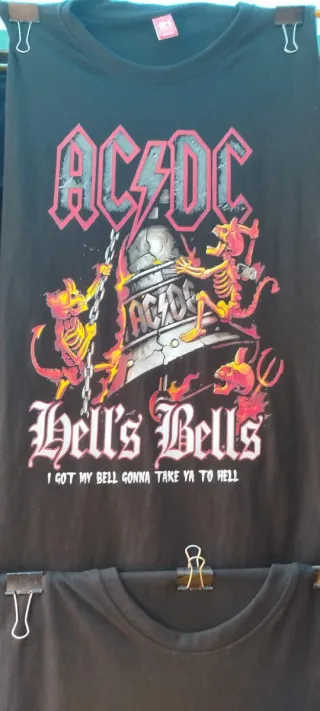 Camiseta negra con estampado multicolor